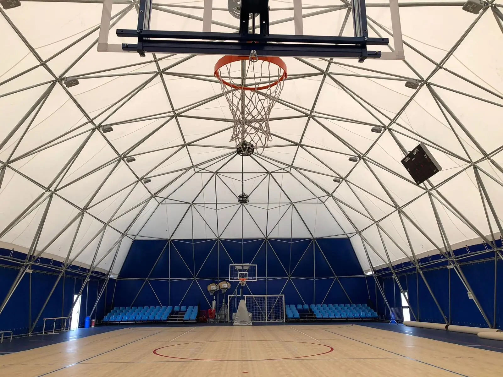 The bolted geodesic frame - no internal columns